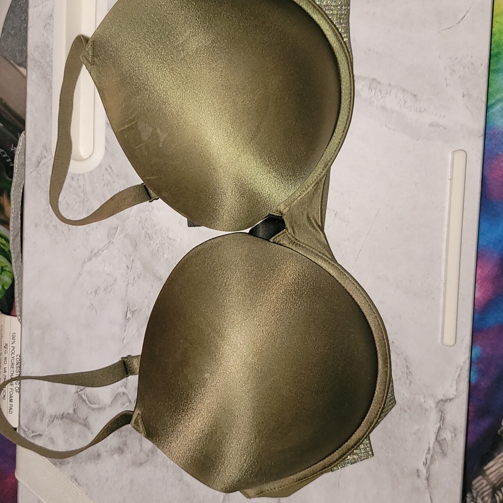 Victoria secret Bombshell add 2 cup others included will say 2 for $80